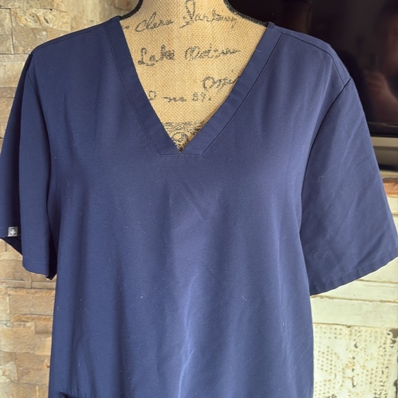 FIGS vneck short sleeve 2 front pocket Tech Collection scrub shirt navy blue - Picture 2 of 16